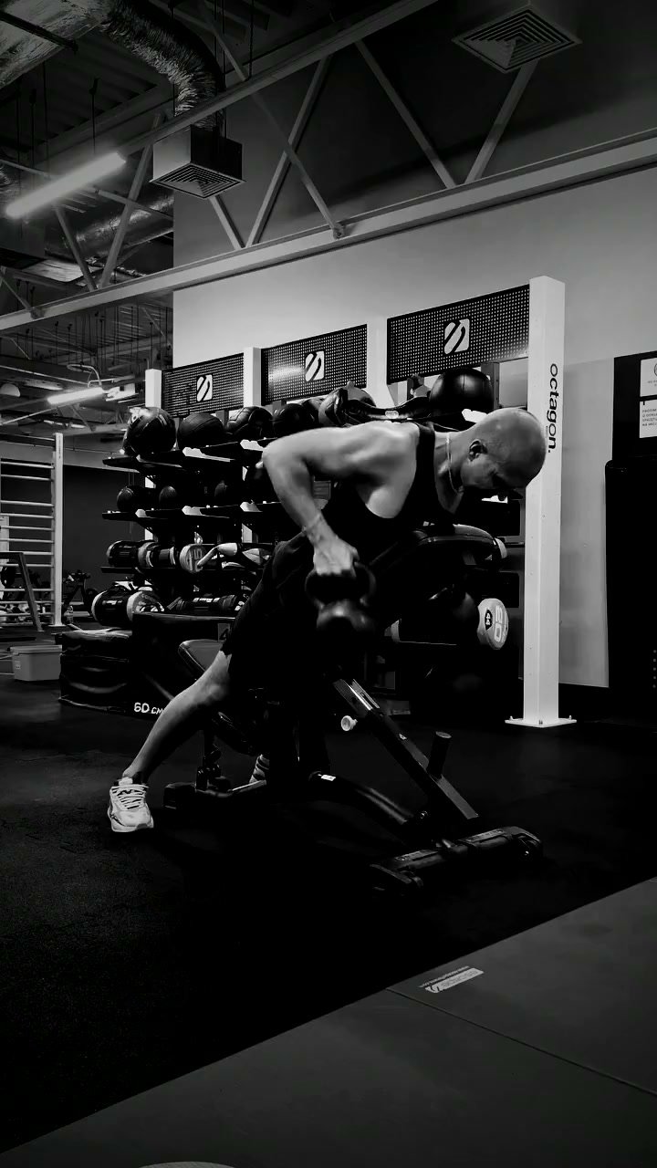 Piotr Bugajczyk podczas wiosłowania kettlem w klubie Just Gym w Bytomiu